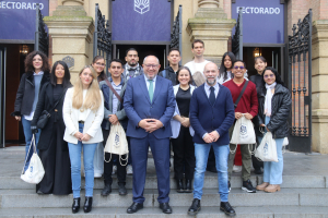 El rector y la vicerrectora de Internacionalización junto a los estudiantes ecuatorianos.