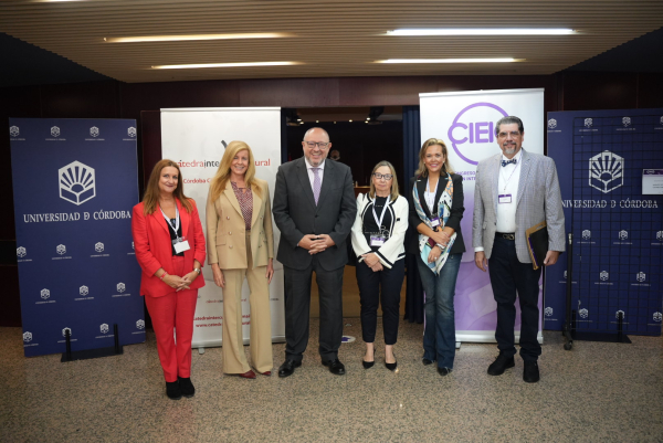 Autoridades académicas y políticas que han asistido a la inauguración del congreso.