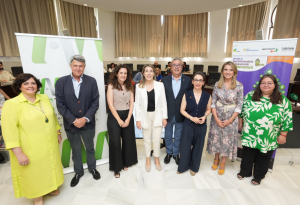 Foto de familia de autoridades y participantes en la mesa redonda organizada con motivo de la presentación del nuevo título.