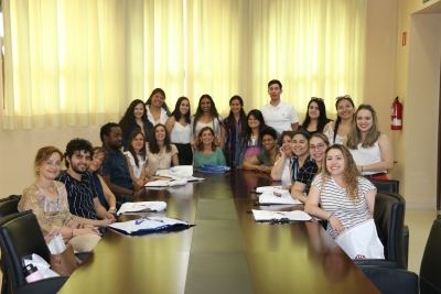 Foto de familia de los asistentes a la visita