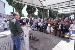 Paco Acosta, director de la Cátedra de Memoria Democrática, durante el homenaje a las víctimas.