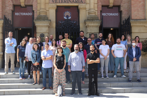 Los asistentes de Ucodivulga, en la puerta del Rectorado de la Universidad de Córdoba. 