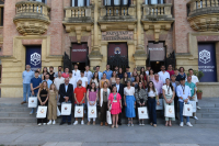 Foto de familia con todos los deportistas homenajeados.