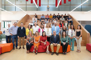 Foto de familia de los participantes en el evento.