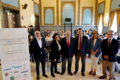 De izquierda a derecha: Isaac Túnez, catedrático de Bioquímica y Biología Molecular de la UCO; Montserrat Feijóo, codirectora del curso; Jesús Aguirre, consejero de Salud y Familia de la Junta de Andalucía; José María Bellido, alcalde de Córdoba; Julieta Mérida, vicerrectora de Posgrado e Innovación Docente de la Universidad de Córdoba; y Álvaro Pascual, codirector del curso.