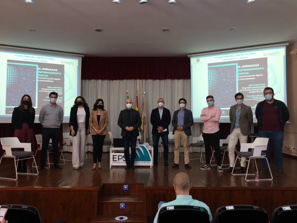 Foto de familia de participantes en las jornadas celebradas hoy en la Escuela Politécnica Superior de Belmez.