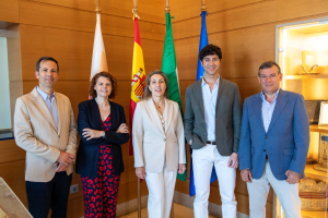 En el centro, Mª Carmen del Campillo, con integrantes de su equipo de dirección.