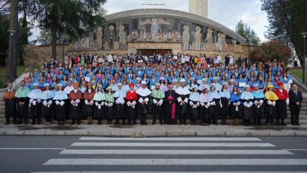 Foto de familia tras la graduación.