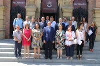 Foto de familia de autoridades y representantes de las empresas colaboradoras en el Máster Dual en Industria 4.0