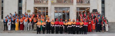 Foto de familia tras el acto de graduación.