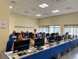 Mujeres participantes asisten a clase en la Facultad de Ciencias de la Educación y Psicología.