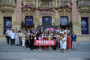 Foto de familia tras la recepción a las estudiantes.