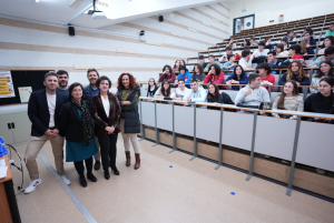 Autoridades académicas junto a los participantes.