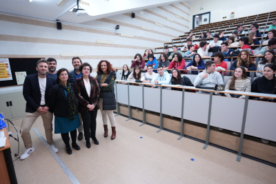 Autoridades académicas junto a los participantes.