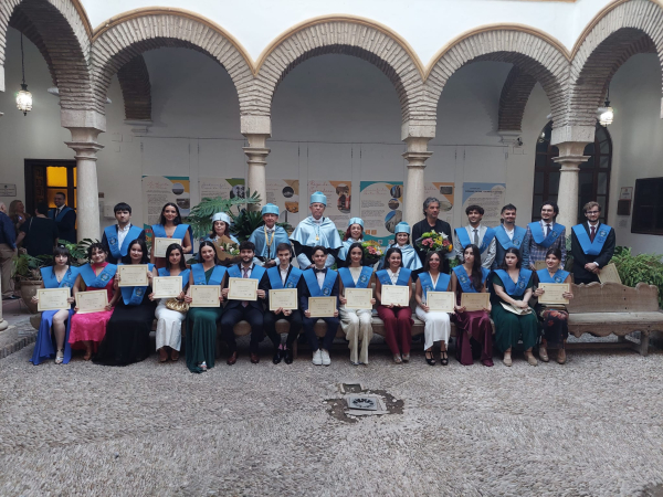 Foto de familia de la primera de las promociones graduadas este fin de semana.