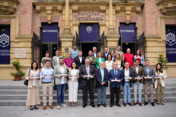 Foto de familia de los galardonados.