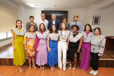 Foto de familia tras el acto de clausura.