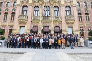 Foto de familia de autoridades y personal de la UCO tras la toma de posesión de sus cargos.