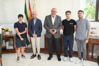 Javier Ávila y Manuel Torralbo junto a la nueva junta directiva de ESN Córdoba.