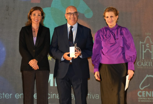 El director del máster, José Luis López Rivero, recogiendo el galardón.