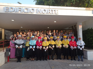 Foto de familia de graduados y profesorado.