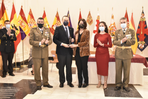 Rosario Moyano y José Carlos Gómez Villamandos, en el momento de recibir la distinción concedida a la Facultad de Veterinaria.