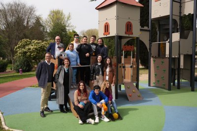 Representantes de la UCO y el Ayuntamiento junto a los primeros niños y niñas que han disfrutado de este programa.