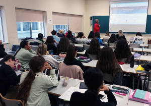 Rafael Garrido, durante la charla, mostrando la sección Instalaciones Deportivas de la web ucodeporte.es al alumnado de Educación Social.