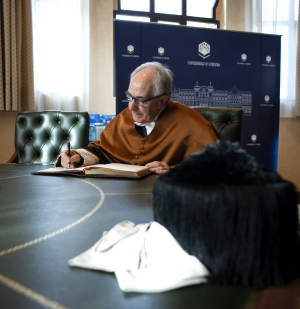 El profesor Miguel Ángel Losada, el día de su investidura como doctor honoris causa, firmando en el libro de honor.