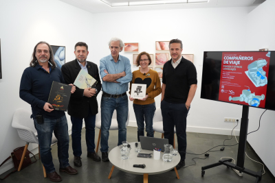 Los autores y el coordinador del ciclo, Javier Fernández, junto al director de Cultura, Fernando Lara, y el vicerrector de Estudiantes y Cultura, Israel Muñoz.