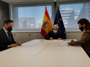 Un momento de la firma del convenio.