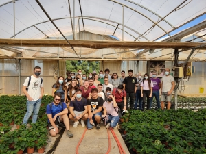 Foto de familia de la visita a los viveros.