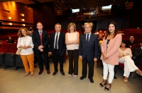 Foto de familia de autoridades al inicio del acto de clausura del curso de la Cátedra Prasa