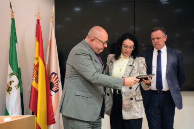 El rector hace entrega a Lourdes Millán de un cordobán en homenaje a su esposo, el profesor Juan de Dios Torralbo. Junto a ellos el gerente de la UCO, Eulalio Fernández.