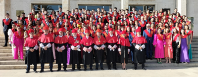 Foto de familia tras la graduación.