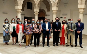 Foto de familia de las autoridades firmantes del convenio de creación de Andalucía Agrotech