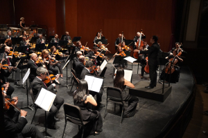 Juan Pablo Valencia dirige a la Orquesta de Córdoba en el concierto celebrado en el Gran Teatro. 