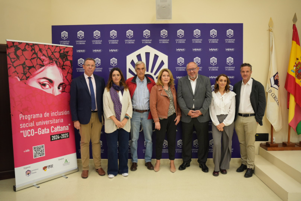 De izqda. a dcha.: Eulalio Fernández, gerente; Carmen Cruz, directora de Inclusión; Andrés García y Ana María Llorente, padres de Gata Cattana; Manuel Torralbo, rector; Sara Pinzi, vicerrectora de Igualdad; e Israel Muñoz, vicerrector de Estudiantes.