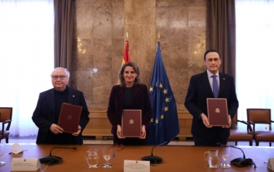 El ministro de Universidades, Manuel Castells, la vicepresidenta cuarta y ministra para la Transición Ecológica y el Reto Demográfico, Teresa Ribera, y el presidente de Crue, José Carlos Gómez Villamandos