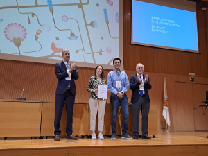 La vicerrectora de Campus Sostenible, Amanda García, y el director de Política Ambiental, Antonio Gomera, recogiendo el reconocimiento de manos de autoridades de Crue.