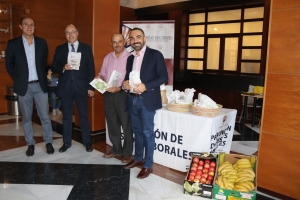 Los vicerrectores Antonio Cubero y Alfonso Zamorano (segundo y cuarto por la izquierda), han visitado las mesas informativas instaladas en el Rectorado. Junto a ellos, Manuel Vaquero y Cristóbal Alférez (director y técnico, respectivamente, del Servicio de Prevención de la UCO)