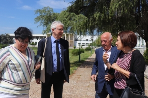 De izquierda a derecha, M. Paz Aguilar, Sánchez Ron, Antonio Sola y la directora de la Biblioteca M. Carmen Liñán