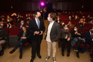 El rector de la UCO charla con el director del documental, Hugo Lasarte, momentos antes de la proyección.