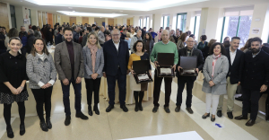 El rector junto al personal jubilado del Campus homenajeado.