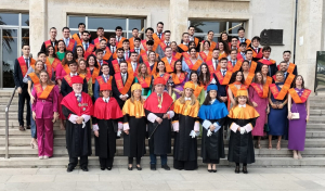 Foto de familia de los graduados.