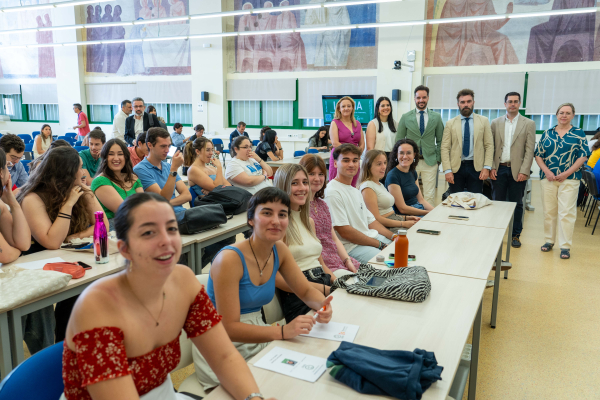 El vicerrector de Estudios de Grado junto al decano e integrantes del equipo decanal, minutos antes de la inauguración de la Feria.