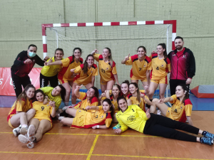 Foto del equipo de balonmano femenino de la UCO tras su victoria