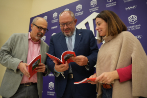 Rafael Cejudo, Manuel Torralbo y Elisa Borsari ojeando el libro.