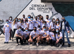 La directora de Deporte Universitario de la UCO, Marta Domínguez, junto a la equipo de natación UCO.