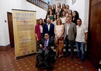 Foto de familia de autoridades académicas y alumnado del Máster. 